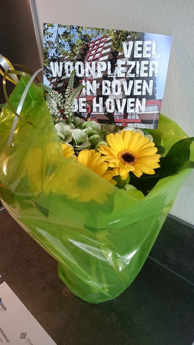Bloemen voor nieuwe bewoners nieuwbouw woontoren Wonen boven de Hoven Delft