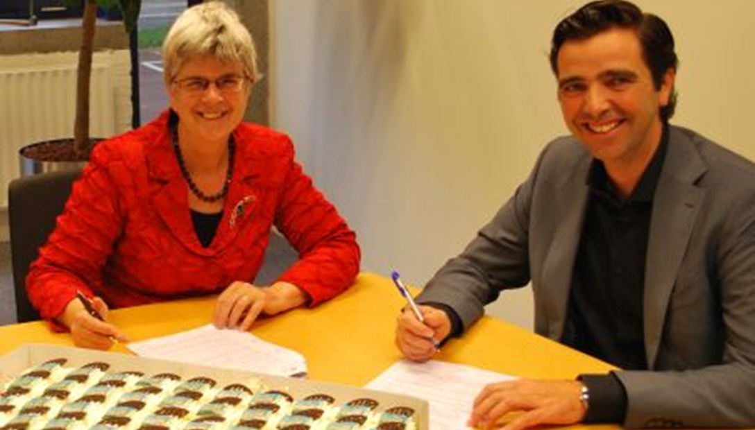 ondertekening Groot onderhoud 77 woningen HOPZ Leiden