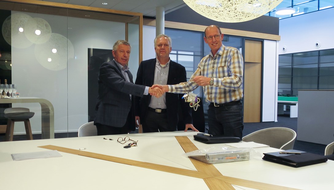 Paul Koppert en Henri Oosthoek van Koppert Biological Systems ontvangen de sleutels van de nieuwe huisvesting van Jan van der Werf
