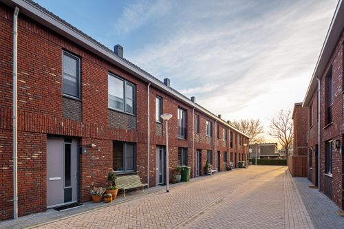 Straat aanzicht van nieuwbouw woonwijk De Marlot met 58 woningen ontwerp Heembouw Architecten