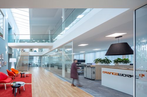 entree productielocatie met kantoor Orangeworks Oss ontwerp Heembouw Architecten