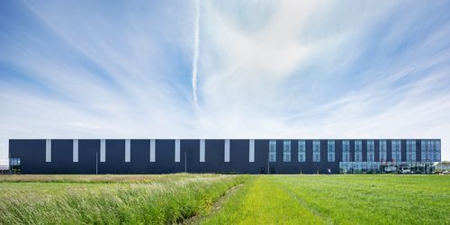 zijaanzicht exterieur productiefaciliteit Bosman van Zaal Aalsmeer