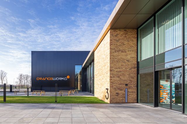Exterieur Productielocatie met kantoor Orangeworks Oss ontwerp Heembouw Architecten
